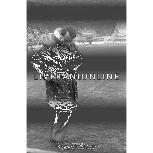 Neg- RETROSPETTIVA CHIAPPELLA GIUSEPPE ALLENATORE CALCIO NELLA FOTO ALLENATORE INTER ENTRA ALLO STADIO DI SAN SIRO A MILANO NELL’ANNO 1976-1977 AG ALDO LIVERANI SAS