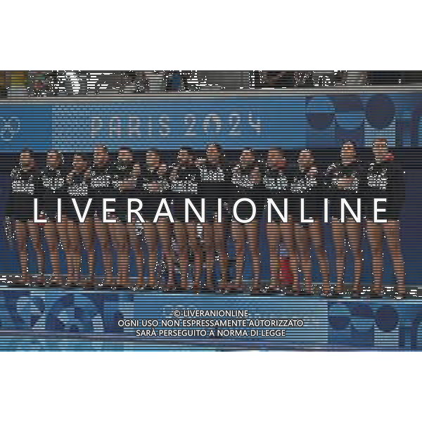Olimpiadi Parigi - Pallanuoto nella foto i giocatori durante l\'Inno Nazionale Italia vs Stati Uniti Parigi 28-07-2024 Aquatics Center Turno preliminare - Gruppo A foto Roberto Garavaglia/Agenzia Aldo Liverani sas