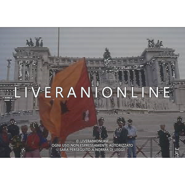 DIAP-ROMA FESTEGGIAMENTI PER LA CONQUISTA DEL 2 SCUDETTO NELL\'ANNO 1983 NELLA FOTO I TIFOSI DELLA ROMA CALCIO FESTEGGIANO LA CONQUISTA DEL 2 SCUDETTO ANNO 1983 AG ALDO LIVERANI SAS