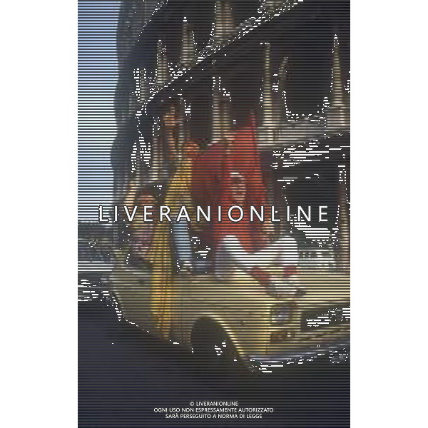 DIAP-ROMA FESTEGGIAMENTI PER LA CONQUISTA DEL 2 SCUDETTO NELL\'ANNO 1983 NELLA FOTO I TIFOSI DELLA ROMA CALCIO FESTEGGIANO LA CONQUISTA DEL 2 SCUDETTO ANNO 1983 AG ALDO LIVERANI SAS