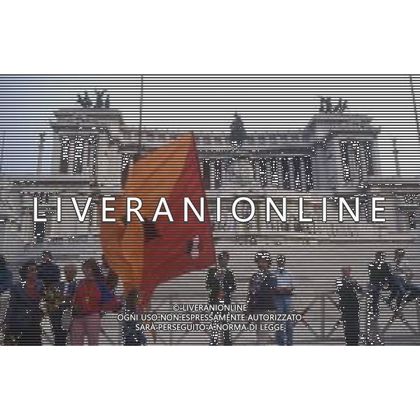DIAP-ROMA FESTEGGIAMENTI PER LA CONQUISTA DEL 2 SCUDETTO NELL\'ANNO 1983 NELLA FOTO I TIFOSI DELLA ROMA CALCIO FESTEGGIANO LA CONQUISTA DEL 2 SCUDETTO ANNO 1983 AG ALDO LIVERANI SAS