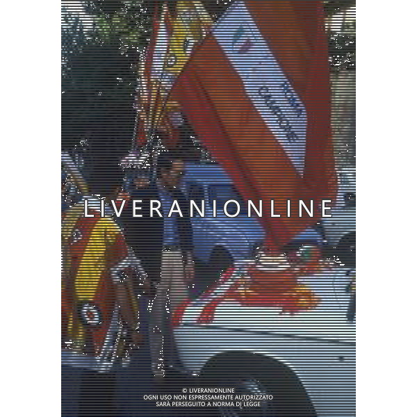 DIAP-ROMA FESTEGGIAMENTI PER LA CONQUISTA DEL 2 SCUDETTO NELL\'ANNO 1983 NELLA FOTO I TIFOSI DELLA ROMA CALCIO FESTEGGIANO LA CONQUISTA DEL 2 SCUDETTO ANNO 1983 AG ALDO LIVERANI SAS