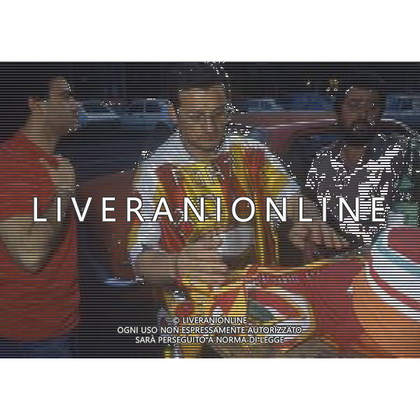 DIAP-ROMA FESTEGGIAMENTI PER LA CONQUISTA DEL 2 SCUDETTO NELL\'ANNO 1983 NELLA FOTO I TIFOSI DELLA ROMA CALCIO FESTEGGIANO LA CONQUISTA DEL 2 SCUDETTO ANNO 1983 AG ALDO LIVERANI SAS