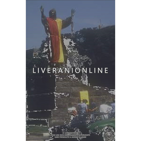 DIAP-ROMA FESTEGGIAMENTI PER LA CONQUISTA DEL 2 SCUDETTO NELL\'ANNO 1983 NELLA FOTO I TIFOSI DELLA ROMA CALCIO FESTEGGIANO LA CONQUISTA DEL 2 SCUDETTO ANNO 1983 AG ALDO LIVERANI SAS