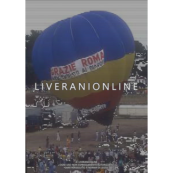 DIAP-ROMA FESTEGGIAMENTI PER LA CONQUISTA DEL 2 SCUDETTO NELL\'ANNO 1983 NELLA FOTO I TIFOSI DELLA ROMA CALCIO FESTEGGIANO LA CONQUISTA DEL 2 SCUDETTO ANNO 1983 AG ALDO LIVERANI SAS