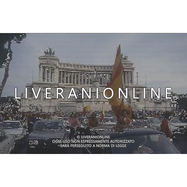DIAP-ROMA FESTEGGIAMENTI PER LA CONQUISTA DEL 2 SCUDETTO NELL\'ANNO 1983 NELLA FOTO I TIFOSI DELLA ROMA CALCIO FESTEGGIANO LA CONQUISTA DEL 2 SCUDETTO ANNO 1983 AG ALDO LIVERANI SAS
