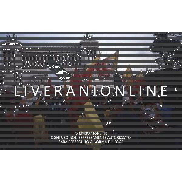 DIAP-ROMA FESTEGGIAMENTI PER LA CONQUISTA DEL 2 SCUDETTO NELL\'ANNO 1983 NELLA FOTO I TIFOSI DELLA ROMA CALCIO FESTEGGIANO LA CONQUISTA DEL 2 SCUDETTO ANNO 1983 AG ALDO LIVERANI SAS
