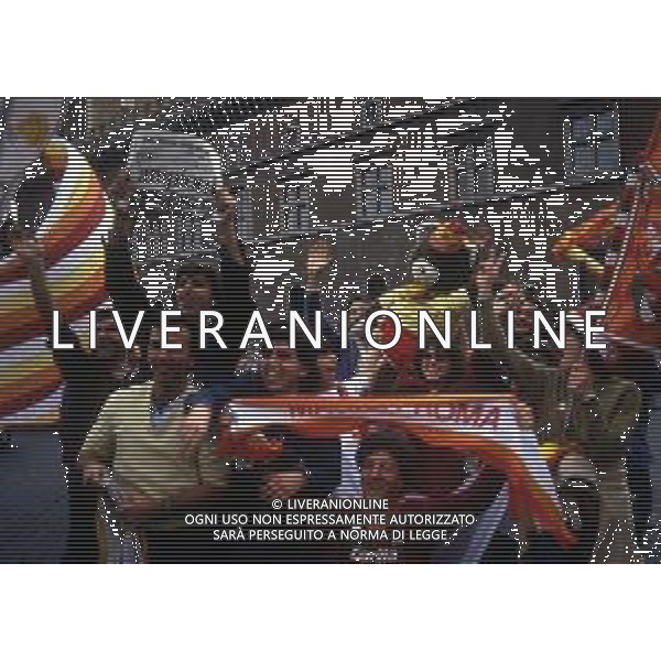 DIAP-ROMA FESTEGGIAMENTI PER LA CONQUISTA DEL 2 SCUDETTO NELL\'ANNO 1983 NELLA FOTO I TIFOSI DELLA ROMA CALCIO FESTEGGIANO LA CONQUISTA DEL 2 SCUDETTO ANNO 1983 AG ALDO LIVERANI SAS