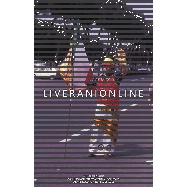 DIAP-ROMA FESTEGGIAMENTI PER LA CONQUISTA DEL 2 SCUDETTO NELL\'ANNO 1983 NELLA FOTO I TIFOSI DELLA ROMA CALCIO FESTEGGIANO LA CONQUISTA DEL 2 SCUDETTO ANNO 1983 AG ALDO LIVERANI SAS