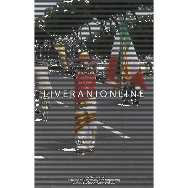 DIAP-ROMA FESTEGGIAMENTI PER LA CONQUISTA DEL 2 SCUDETTO NELL\'ANNO 1983 NELLA FOTO I TIFOSI DELLA ROMA CALCIO FESTEGGIANO LA CONQUISTA DEL 2 SCUDETTO ANNO 1983 AG ALDO LIVERANI SAS