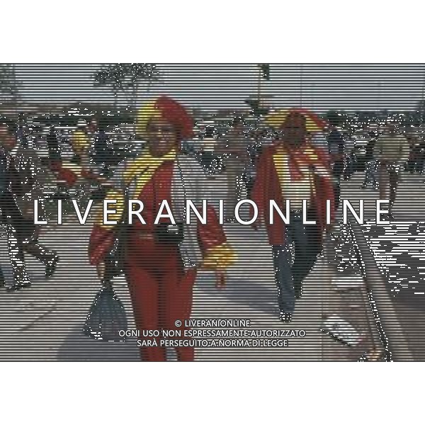 DIAP-ROMA FESTEGGIAMENTI PER LA CONQUISTA DEL 2 SCUDETTO NELL\'ANNO 1983 NELLA FOTO I TIFOSI DELLA ROMA CALCIO FESTEGGIANO LA CONQUISTA DEL 2 SCUDETTO ANNO 1983 AG ALDO LIVERANI SAS