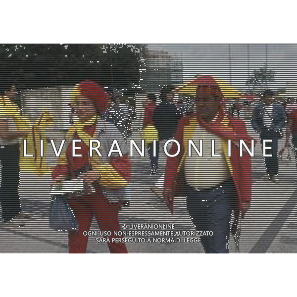 DIAP-ROMA FESTEGGIAMENTI PER LA CONQUISTA DEL 2 SCUDETTO NELL\'ANNO 1983 NELLA FOTO I TIFOSI DELLA ROMA CALCIO FESTEGGIANO LA CONQUISTA DEL 2 SCUDETTO ANNO 1983 AG ALDO LIVERANI SAS