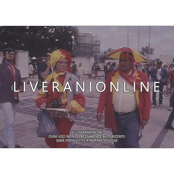 DIAP-ROMA FESTEGGIAMENTI PER LA CONQUISTA DEL 2 SCUDETTO NELL\'ANNO 1983 NELLA FOTO I TIFOSI DELLA ROMA CALCIO FESTEGGIANO LA CONQUISTA DEL 2 SCUDETTO ANNO 1983 AG ALDO LIVERANI SAS