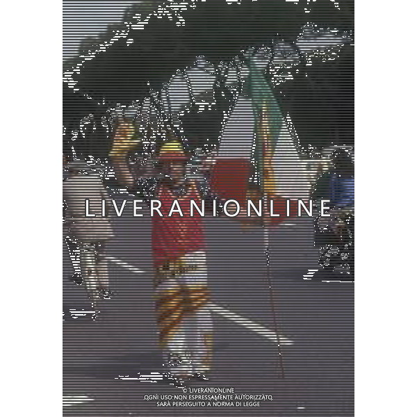 DIAP-ROMA FESTEGGIAMENTI PER LA CONQUISTA DEL 2 SCUDETTO NELL\'ANNO 1983 NELLA FOTO I TIFOSI DELLA ROMA CALCIO FESTEGGIANO LA CONQUISTA DEL 2 SCUDETTO ANNO 1983 AG ALDO LIVERANI SAS