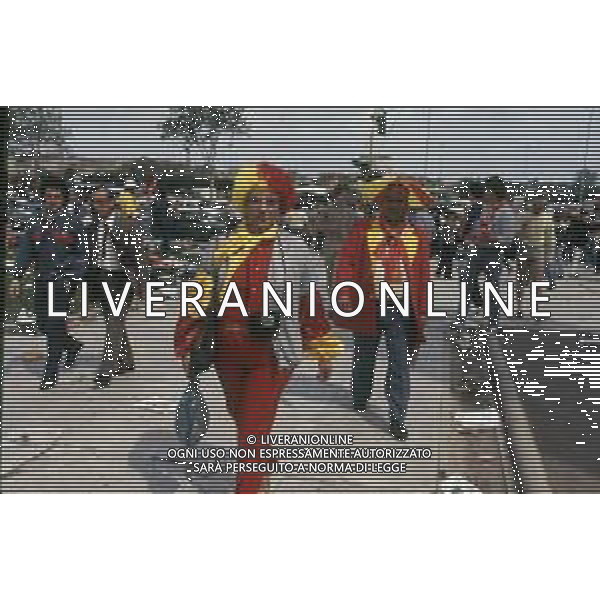 DIAP-ROMA FESTEGGIAMENTI PER LA CONQUISTA DEL 2 SCUDETTO NELL\'ANNO 1983 NELLA FOTO I TIFOSI DELLA ROMA CALCIO FESTEGGIANO LA CONQUISTA DEL 2 SCUDETTO ANNO 1983 AG ALDO LIVERANI SAS