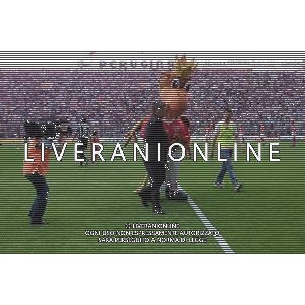 PERUGIA - JUVENTUS CAMPIONATO CALCIO SERIE A - 14 MAGGIO 2000 NELLA FOTO CARLO ANCELOTTI ALLENATORE JUVENTUS CON LA MASCOTTE ©AGENZIA ALDO LIVERANI SAS