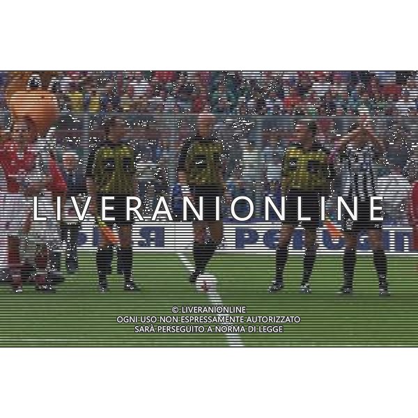PERUGIA - JUVENTUS CAMPIONATO CALCIO SERIE A - 14 MAGGIO 2000 NELLA FOTO LA TERNA ARBITRALE: L’ARBITRO PIERLUIGI COLLINA, GUARDALINEE SERGIO ZUCCOLINI E MARCO IVALDI ©AGENZIA ALDO LIVERANI SAS
