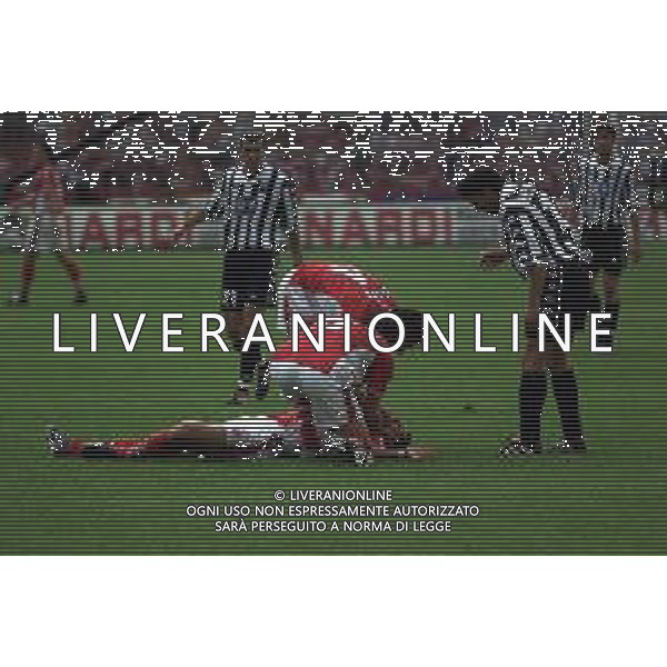 PERUGIA - JUVENTUS CAMPIONATO CALCIO SERIE A - 14 MAGGIO 2000 NELLA FOTO MARCO MATERANI A TERRA INFORTUNATO ©AGENZIA ALDO LIVERANI SAS