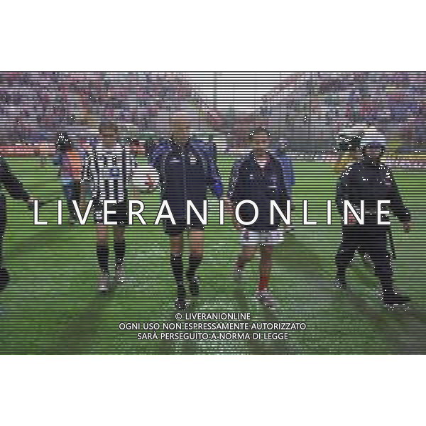 PERUGIA - JUVENTUS CAMPIONATO CALCIO SERIE A - 14 MAGGIO 2000 NELLA FOTO L’ARBITRO PIERLUIGI COLLINA CON ANTONIO CONTE E RENATO OLIVE CONTROLLA IL CAMPO ALLAGATO DOPO IL TEMPORALE ©AGENZIA ALDO LIVERANI SAS