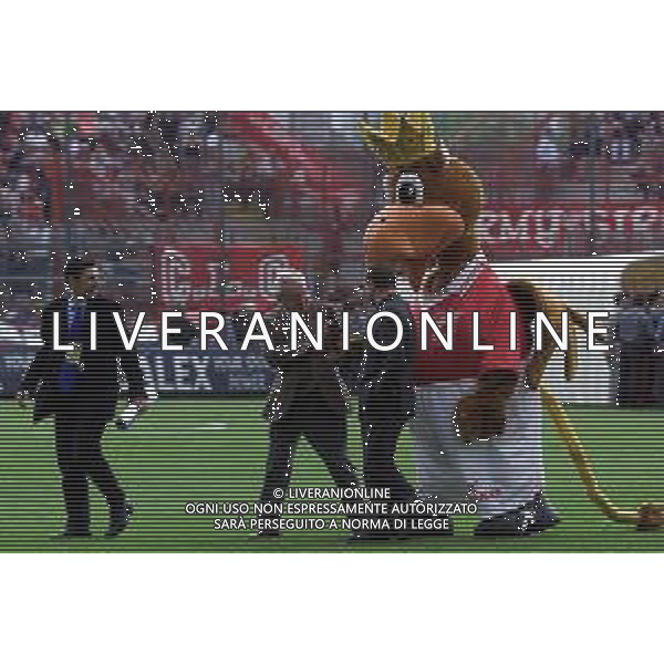 PERUGIA - JUVENTUS CAMPIONATO CALCIO SERIE A - 14 MAGGIO 2000 NELLA FOTO IL PRESIDENTE DELLA JUVENTUS VITTORIO CHIUSANO CON LA MASCOTTE ©AGENZIA ALDO LIVERANI SAS