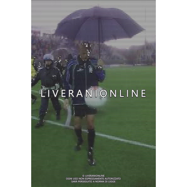 PERUGIA - JUVENTUS CAMPIONATO CALCIO SERIE A - 14 MAGGIO 2000 NELLA FOTO L’ARBITRO PIERLUIGI COLLINA SOTTO IL DILUVIO CON LA PALLA CONTROLLA LA CONDIZIONE DEL CAMPO ©AGENZIA ALDO LIVERANI SAS