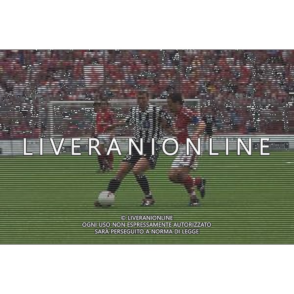 PERUGIA - JUVENTUS CAMPIONATO CALCIO SERIE A - 14 MAGGIO 2000 NELLA FOTO ZINEDINE ZIDANE E RENATO OLIVE ©AGENZIA ALDO LIVERANI SAS
