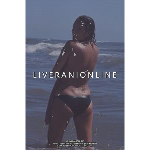 DIAP-RETROSPETTIVA LOREDANA BERTE\' CANTANTE NELLA FOTO LOREDANA BERTE\' AL MARE ANNI 75-80 AG ALDO LIVERANI SAS