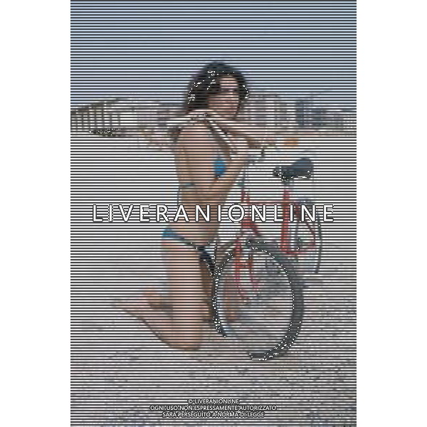 DIAP-RETROSPETTIVA LOREDANA BERTE\' CANTANTE NELLA FOTO LOREDANA BERTE\' AL MARE ANNI 75-80 AG ALDO LIVERANI SAS
