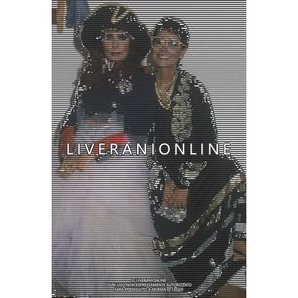 DIAP-RETROSPETTIVA LOREDANA BERTE\' CANTANTE NELLA FOTO LOREDANA BERTE\' CON LA SORELLA MIA MARTINI AG ALDO LIVERANI SAS