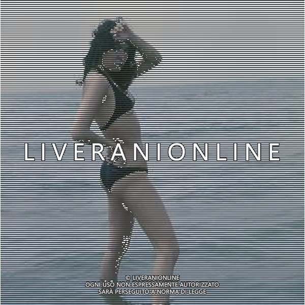 DIAP-RETROSPETTIVA LOREDANA BERTE\' CANTANTE NELLA FOTO LOREDANA BERTE\' AL MARE ANNI 75-80 AG ALDO LIVERANI SAS