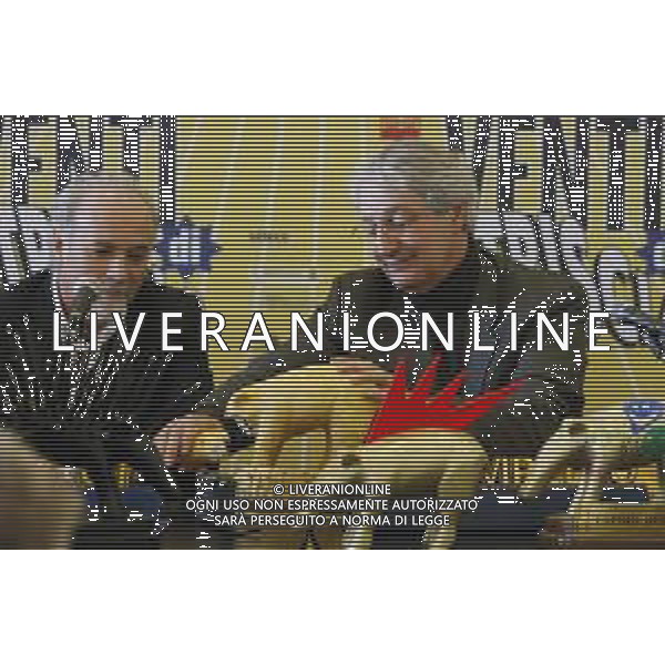 TRASMISSIONE TELEVISIVA STRISCIA LA NOTIZIA ANNO 2007 Triennale - NELLA FOTO: ANTONIO RICCI E DAVIDE RAMPELLO CHE ROMPONO IL TAPIRO DI MARZAPANE UFFICIO STAMPA MEDIASET-AG ALDO LIVERANI SAS