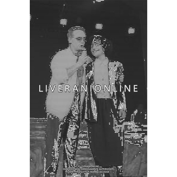 Neg- RETROSPETTIVA MIA MARTINI CANTANTE NELLA FOTO CON JOHNNY DORELLI AL FESTIVAL DI SANREMO NELL\'ANNO 1990 (PROVE) ©DFP / AGENZIA ALDO LIVERANI SAS