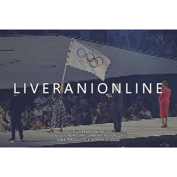 Olimpiadi Parigi 2024 - Cerimonia chiusura nella foto il passaggio della bandiera olimpica dalla città di Parigi alla città di Los Angeles Parigi (FRA) 11-08-2024 Stade de France La cerimonia di chiusura delle Olimpiadi di Parigi 2024 foto Roberto Garavaglia/Agenzia Aldo Liverani sas