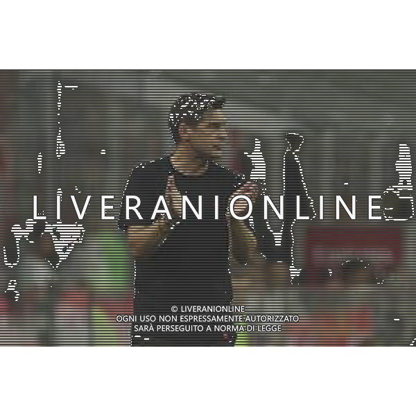 Paulo Fonseca Head Coach of AC Milan claps the hand during AC Milan vs AC Monza , 2° edition of "Trofeo Berlusconi", frendly match pre-season, at Giuseppe Meazza - San Siro stadium of Milano (MI), Italy, on August 13, 2024. (Photo by Davide Casentini)/ AGENZIA ALDO LIVERANI SAS