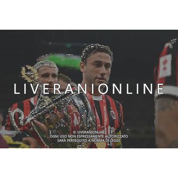 Davide Calabria con il Trofeo Silvio Berlusconi AC Milan vs AC Monza Milano 13-08-2024 Stadio Giuseppe Meazza - Amichevole Trofeo Berlusconi foto Tiziano Ballabio/Agenzia Aldo Liverani sas / AGENZIA ALDO LIVERANI SAS/ AGENZIA ALDO LIVERANI SAS