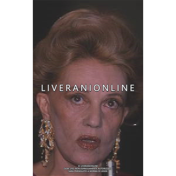 DIAP-RETROSPETTIVA JEANNE MOREAU ATTRICE NELLA FOTO JEANNE MOREAU A MILANO NELL\'ANNO 1987 ALLA PRESENTAZIONE DELL\'ANNUARIO DELLO SPETTACOLO “PATALOGO DIECI“ AG ALDO LIVERANI SAS