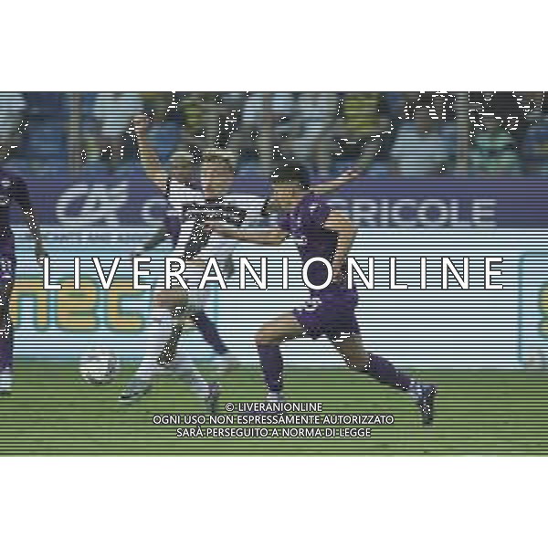 Pontus Almovist of Parma AC competes for the ball with Fabiano Parisi of ACF Fiorentina during Parma FC vs ACF Fiorentina, 1° Serie A Enilive 2024-25 game at Ennio Tardini Stadium in Parma (PR), Italy, on August 17, 2024. (Photo by Davide Casentini)/AGENZIA ALDO LIVERANI SAS