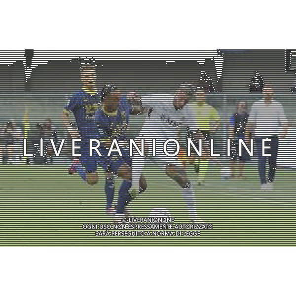 Dailon Livramento of Hellas Verona FC FC competes for the ball with Masquale Mazzocchi of SSC Napoli during Hellas Verona FC vs SSC Napoli, 1° Serie A EniLive 2024-25 game at Marcantonio Bentegodi Stadium in Verona (VR), Italy, on August 18, 2024. (Photo by Davide Casentini)/AGENZIA ALDO LIVERANI SAS