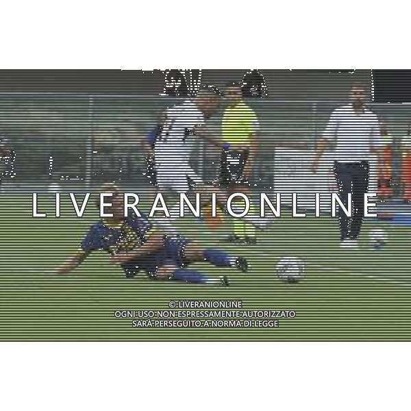 Martin Frese of Hellas Verona FC battle for the ball with Matteo Politano of SSC Napoli during Hellas Verona FC vs SSC Napoli, 1° Serie A EniLive 2024-25 game at Marcantonio Bentegodi Stadium in Verona (VR), Italy, on August 18, 2024. (Photo by Davide Casentini)/AGENZIA ALDO LIVERANI SAS
