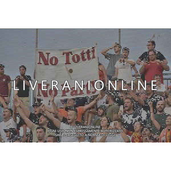 18-8-2024. Cagliari calcio-A.S. Roma. 1° Giornata Campionato Italiano Serie A 2024/2025, stadio Unipol Domus Cagliari. Foto Salvatore Moi/Agenzia Aldo Liverani s.as. Nella foto: Tifosi della Roma calcio nel settore ospiti dello stadio Unipol Domus. ©Salvatore Moi/AGENZIA ALDO LIVERANI SAS