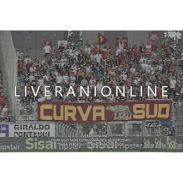 18-8-2024. Cagliari calcio-A.S. Roma. 1° Giornata Campionato Italiano Serie A 2024/2025, stadio Unipol Domus Cagliari. Foto Salvatore Moi/Agenzia Aldo Liverani s.as. Nella foto: Tifosi della Roma calcio nel settore ospiti dello stadio Unipol Domus. ©Salvatore Moi/AGENZIA ALDO LIVERANI SAS