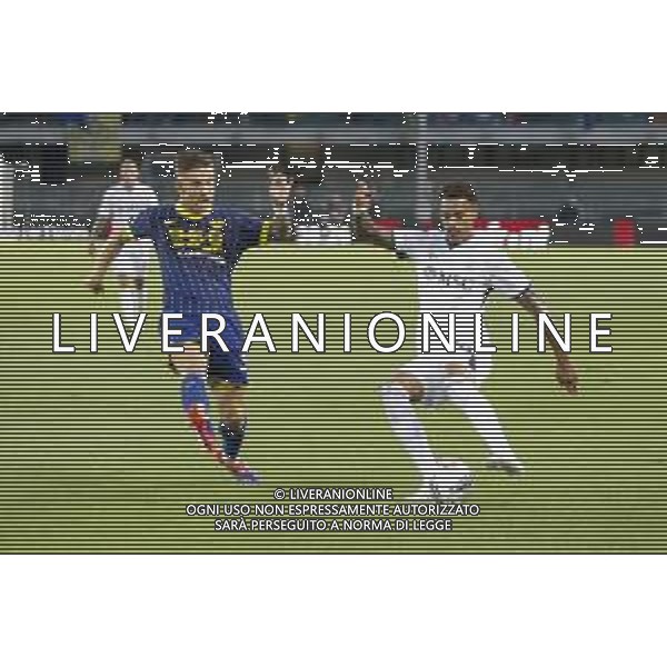 Cyril Ngonge of SSC Napoli battle for the ball with Tomas Suslov of Hellas Verona FC during Hellas Verona FC vs SSC Napoli, 1° Serie A EniLive 2024-25 game at Marcantonio Bentegodi Stadium in Verona (VR), Italy, on August 18, 2024. (Photo by Davide Casentini)/AGENZIA ALDO LIVERANI SAS
