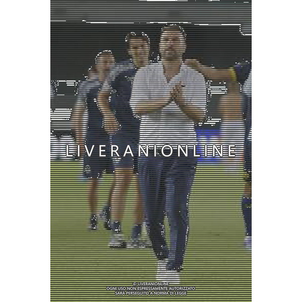 Paolo Zanetti Head Coach of Hellas Verona FC applaud the fans following the final whistle during Hellas Verona FC vs SSC Napoli, 1° Serie A EniLive 2024-25 game at Marcantonio Bentegodi Stadium in Verona (VR), Italy, on August 18, 2024. (Photo by Davide Casentini)/AGENZIA ALDO LIVERANI SAS