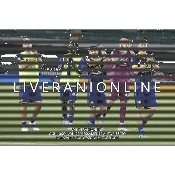 Hellas Verona players applaud the fans following the final whistle during Hellas Verona FC vs SSC Napoli, 1° Serie A EniLive 2024-25 game at Marcantonio Bentegodi Stadium in Verona (VR), Italy, on August 18, 2024. (Photo by Davide Casentini)/AGENZIA ALDO LIVERANI SAS