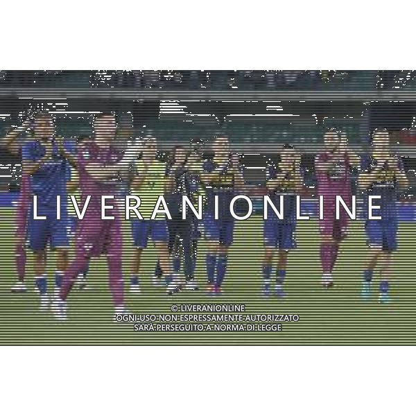 Hellas Verona players applaud the fans following the final whistle during Hellas Verona FC vs SSC Napoli, 1° Serie A EniLive 2024-25 game at Marcantonio Bentegodi Stadium in Verona (VR), Italy, on August 18, 2024. (Photo by Davide Casentini)/AGENZIA ALDO LIVERANI SAS