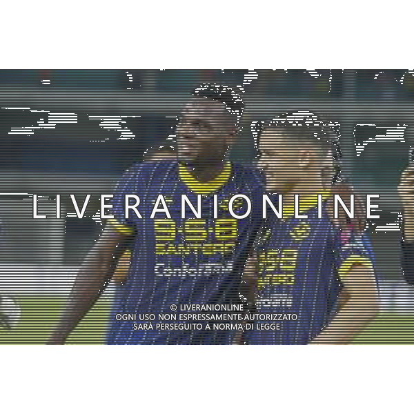 Daniel Mosquera e Reda Belahyane of Hellas Verona FC hugs at the end of Hellas Verona FC vs SSC Napoli, 1° Serie A EniLive 2024-25 game at Marcantonio Bentegodi Stadium in Verona (VR), Italy, on August 18, 2024. (Photo by Davide Casentini)/AGENZIA ALDO LIVERANI SAS