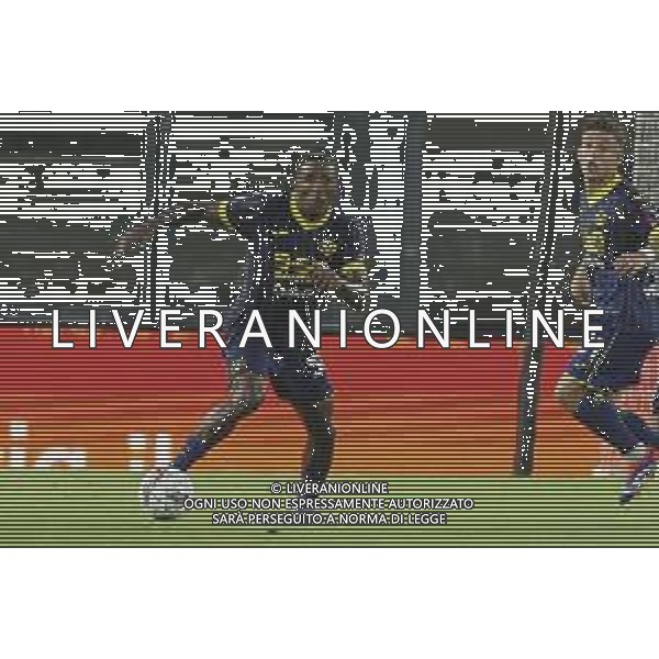 Jackson Tchatchoua of Hellas Verona FC play the ball during Hellas Verona FC vs SSC Napoli, 1° Serie A EniLive 2024-25 game at Marcantonio Bentegodi Stadium in Verona (VR), Italy, on August 18, 2024. (Photo by Davide Casentini)/AGENZIA ALDO LIVERANI SAS