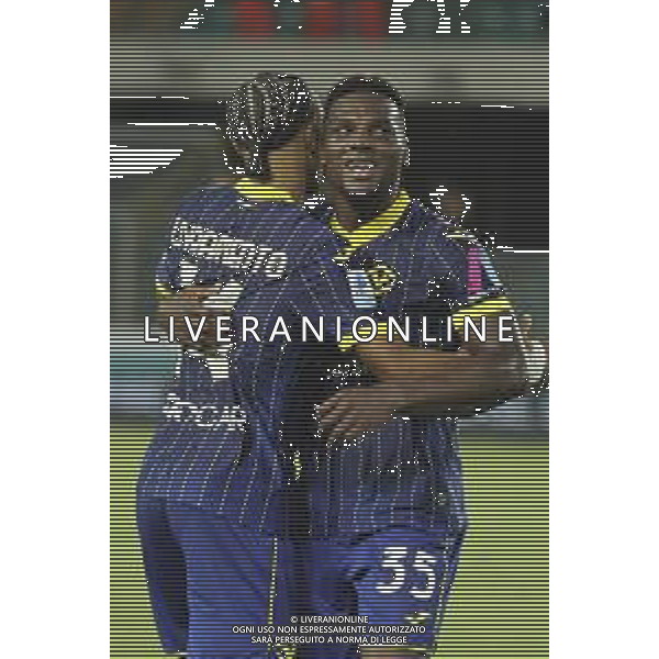 Dailon Livramento of Hellas Verona FC FC hugs Daniel Mosquera of Hellas Verona FC at the end of Hellas Verona FC vs SSC Napoli, 1° Serie A EniLive 2024-25 game at Marcantonio Bentegodi Stadium in Verona (VR), Italy, on August 18, 2024. (Photo by Davide Casentini)/AGENZIA ALDO LIVERANI SAS