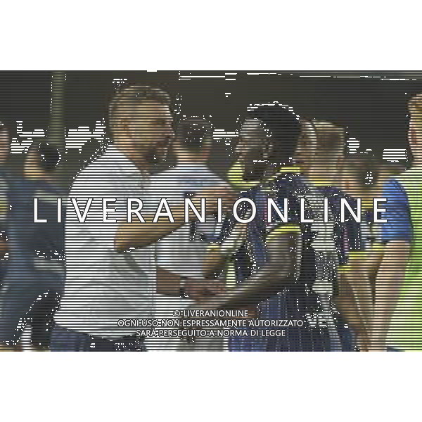 Paolo Zanetti Head Coach of Hellas Verona FC hugs Daniel Mosquera of Hellas Verona FC at the end of Hellas Verona FC vs SSC Napoli, 1° Serie A EniLive 2024-25 game at Marcantonio Bentegodi Stadium in Verona (VR), Italy, on August 18, 2024. (Photo by Davide Casentini)/AGENZIA ALDO LIVERANI SAS