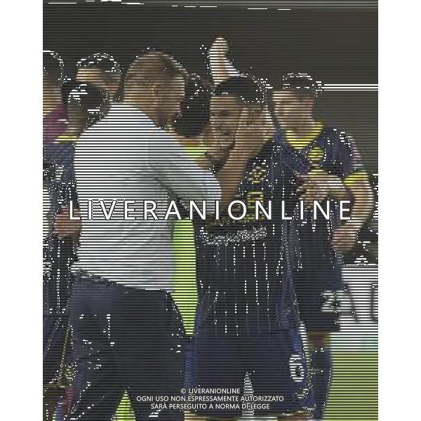 Paolo Zanetti Head Coach of Hellas Verona FC hugs Reda Belahyane of Hellas Verona FC at the end of Hellas Verona FC vs SSC Napoli, 1° Serie A EniLive 2024-25 game at Marcantonio Bentegodi Stadium in Verona (VR), Italy, on August 18, 2024. (Photo by Davide Casentini)/AGENZIA ALDO LIVERANI SAS